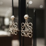 İkonik Monogram Küpe